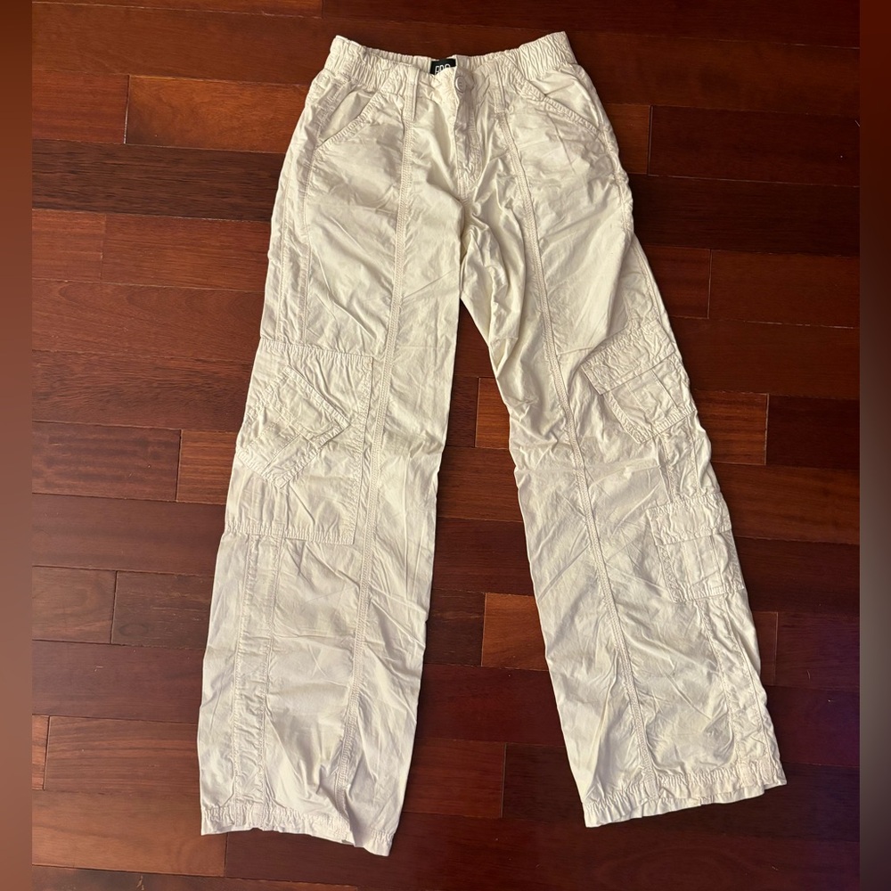 Urban Outfitters BDG Y2K Low-Rise Relaxed Cargo Pant. Size: XS. Color: Creme.